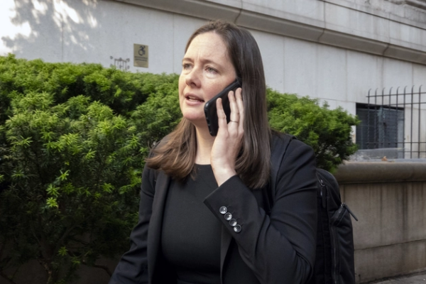 配资谈谈网论坛 “引人注目”! 美媒爆: FBI前局长之女、“爱泼斯坦案”检察官被解雇